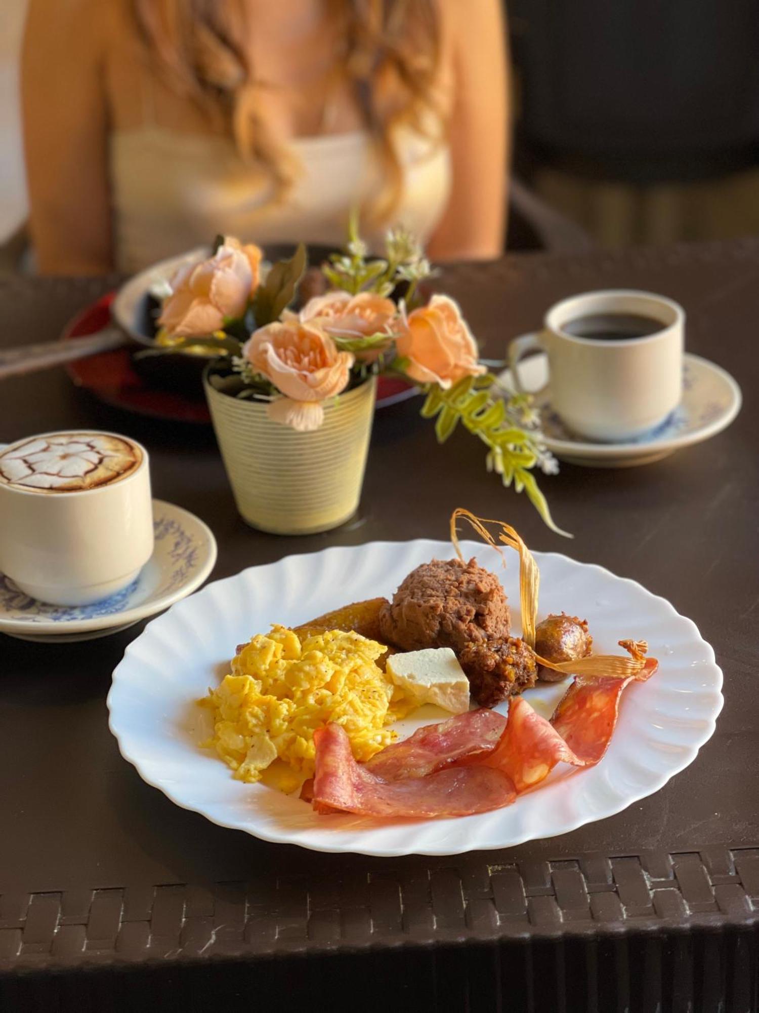 Hotel Y Cafe Ixmati Suchitoto Екстер'єр фото