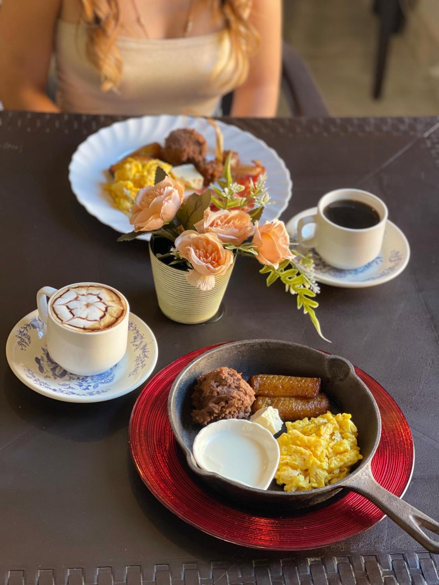Hotel Y Cafe Ixmati Suchitoto Екстер'єр фото