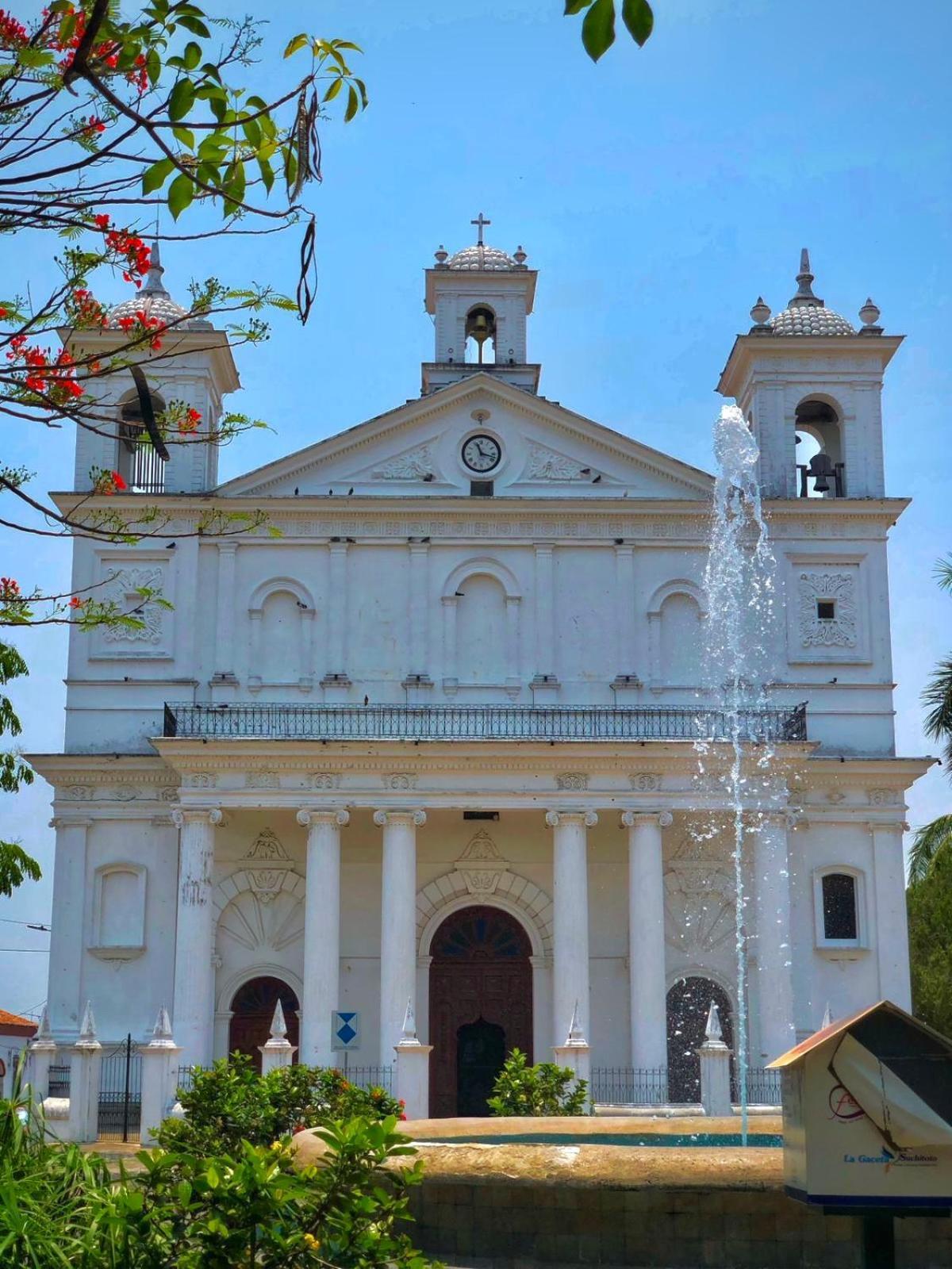 Hotel Y Cafe Ixmati Suchitoto Екстер'єр фото